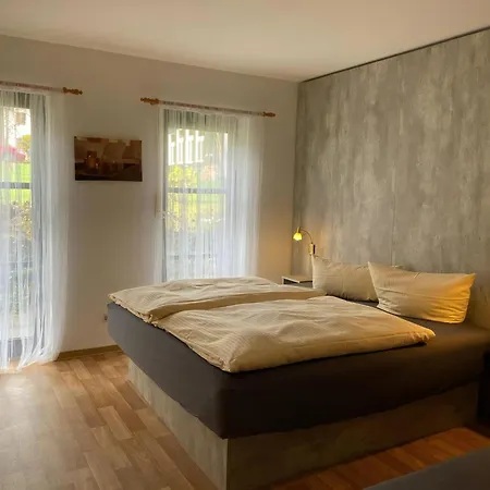 Apartment Geraeumige In Mit Terrasse, Garten Und Grill